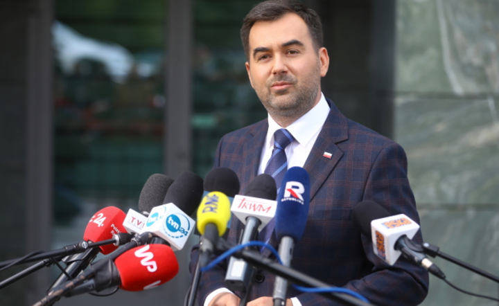 Sekretarz stanu w Kancelarii Prezydenta RP Błażej Spychalski podczas briefingu prasowego przed Biurem Bezpieczeństwa Narodowego w Warszawie / autor: PAP/Rafał Guz