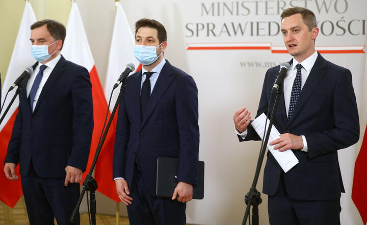 sekretarz stanu w MS, przewodniczący komisji do spraw reprywatyzacji nieruchomości warszawskich Sebastian Kaleta (P), minister sprawiedliwości, prokurator generalny Zbigniew Ziobro (L) i europoseł PiS Patryk Jaki (C) / autor: fotoserwis PAP