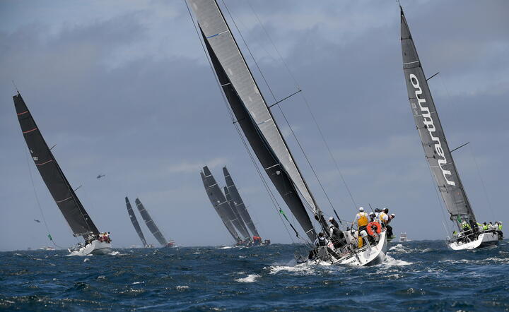 Regaty Sydney-Hobart. Trudny początek, wycofało się 11 załóg