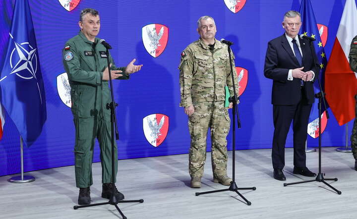Wiceminister obrony narodowej Paweł Bejda (2P), szef Sztabu Generalnego WP gen. Wiesław Kukuła (2L) oraz zastępca Dowódcy Generalnego Rodzajów Sił Zbrojnych. gen. dyw. pil. Cezary Wiśniewski (L) na briefingu prasowym / autor: PAP/Szymon Pulcyn