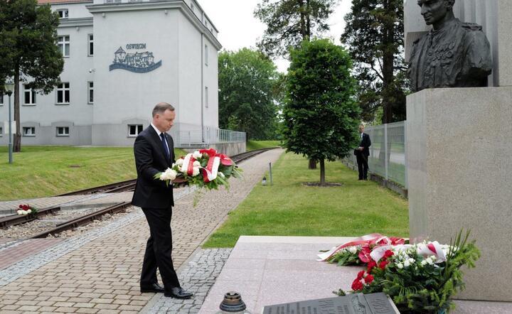 Prezydent Andrzej Duda podczas upamiętnienia 80. rocznicy pierwszego transportu polskich więźniów do KL Auschwitz / autor: PAP/Andrzej Grygiel