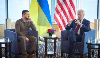 Zełenski podziękował Bidenowi za kolejny pakiet pomocy