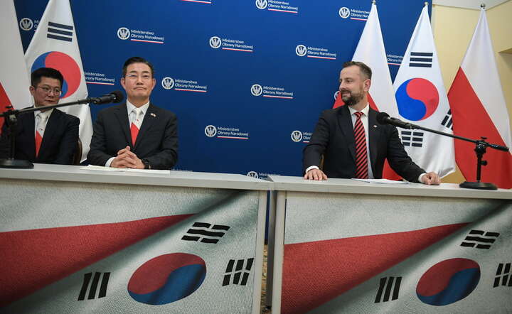  Wicepremier, minister obrony narodowej Władysław Kosiniak-Kamysz (P) oraz minister obrony Korei Południowej Shin Won-sik (2L)  / autor: PAP/Marcin Obara