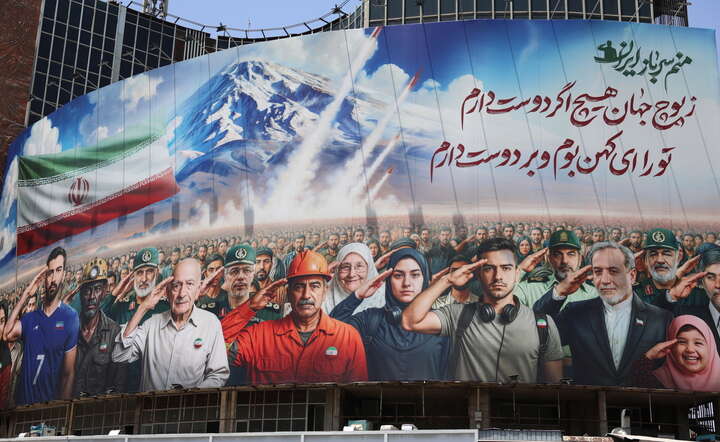 Billboard na placu Vali-Asr w Teheranie "Wszyscy jesteśmy żołnierzami Iranu" mobilizujący ludność Iranu  / autor: PAP/EPA/ABEDIN TAHERKENAREH