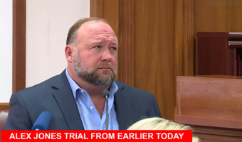 Sąd: Dziennikarz Alex Jones musi zapłacić 45 mln dol. kary