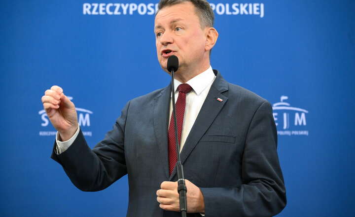 Przewodniczący KP PiS Mariusz Błaszczak podczas konferencji prasowej w Sejmie / autor: PAP/Radek Pietruszka