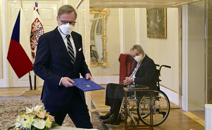 Ceremonia odbyła się na Zamku w Lanach przy zachowaniu nadzwyczajnych środków bezpieczeństwa epidemicznego / autor: PAP/ EPA/ROMAN VONDROUS