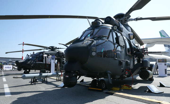 Śmigłowce Caracal H225M na stoisku koncernu Airbus na targach lotniczych Paris Air Show / autor: PAP/EPA/ALAIN JOCARD / POOL MAXPPP