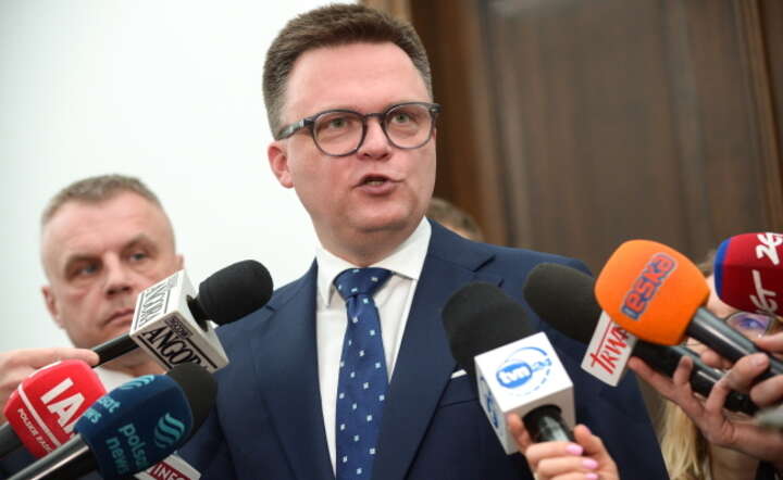 Marszałek Sejmu Szymon Hołownia podczas wypowiedzi dla mediów w Sejmie / autor: PAP/Marcin Obara