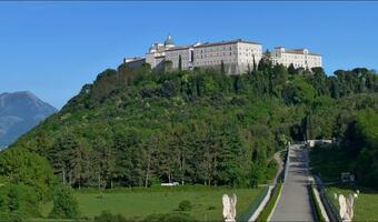 Narasta konflikt pod Monte Cassino