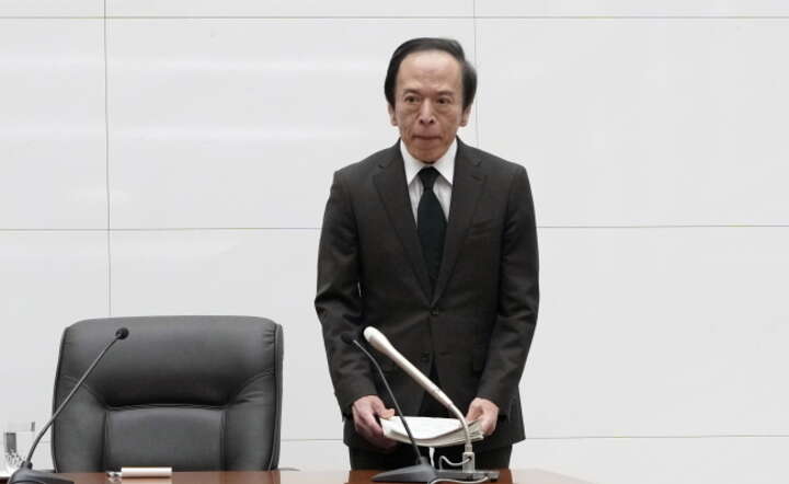 Szef banku centralnego Japonii Kazuo Ueda na konferencji Bank of Japan, gdzie ogłosił pierwszą od 2007 r. podwyżkę stóp / autor: PAP/ EPA/FRANCK ROBICHON 