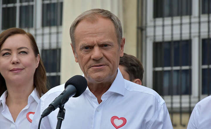 Przewodniczacy PO/KO Donald Tusk wygłasza oswiadczenie przed budynkiem TVP / autor: Liudmyla Kazakova