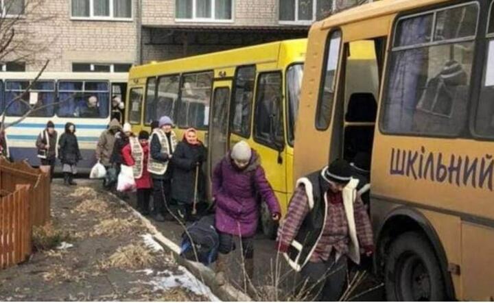 Wojna na Ukrainie/Ewakuacja mieszkańców Izium  / autor: PAP/DSNS