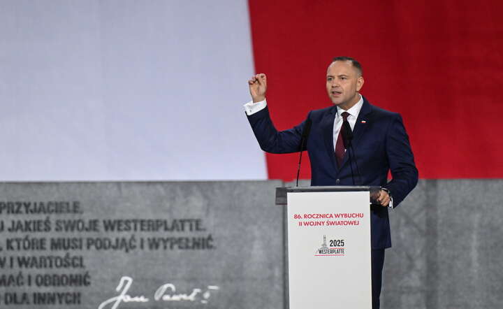 Prezydent RP Karol Nawrocki (C) przemawia podczas uroczystości na Westerplatte / autor: PAP/Adam Warżawa
