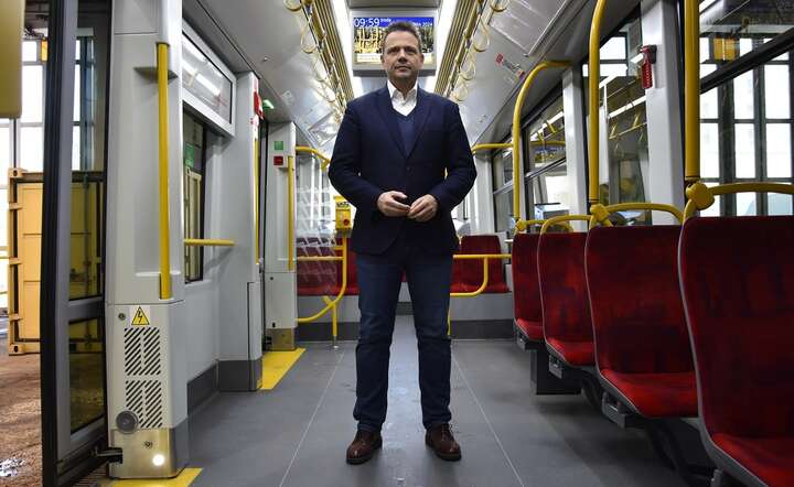 Prezydent Warszawy Rafał Trzaskowski w wagonie Tramwajów Warszawskich, zdjęcie ze stycznia 2024 r. / autor: Fratria / LK