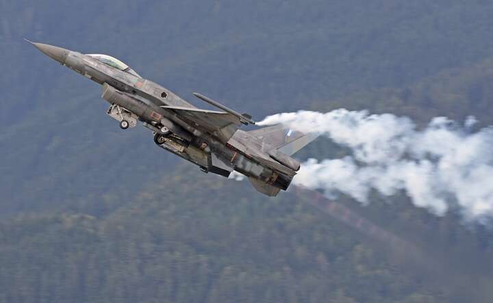 Myśliwiec F-16. ZDJĘCIE ILUSTRACYJNE, POKAZUJE F-16 W TRAKCIE POKAZÓW LOTNICZYCH / autor: Pixabay