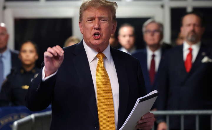 Donald Trump przemawia w Nowym Jorku do dziennikarzy, zdjęcie z 21 maja 2024 / autor: PAP/EPA/MICHAEL M. SANTIAGO