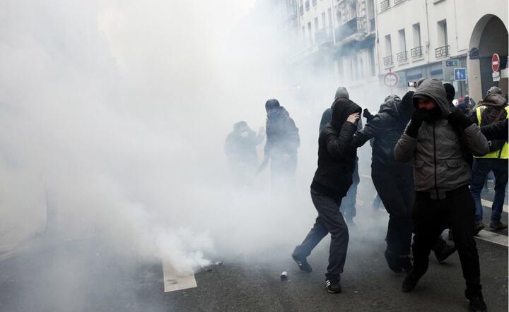 W całym kraju kolejne manifestacje przeciw reformie emerytalnej / autor: PAP/EPA/YOAN VALAT