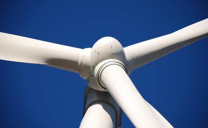 Spada poparcie dla OZE jako głównego obszaru inwestycji w energetyce / autor: Pixabay