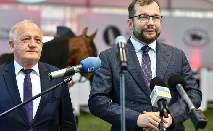 Minister rolnictwa i rozwoju wsi Grzegorz Puda (P) oraz p.o. dyrektora Stadniny Koni w Janowie Podlaskim Lucjan Cichosz (L)  / autor: PAP/Wojtek Jargiło