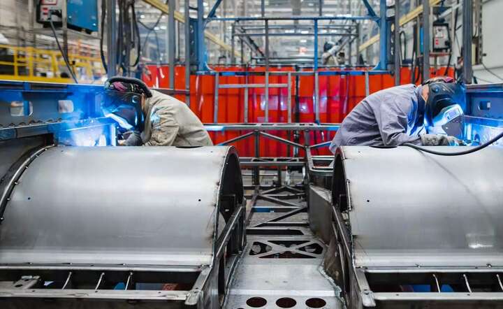 Robotnicy jednej z polskich fabryk koncernu MAN na linii produkcyjnej / autor: materiały prasowe MAN Polska