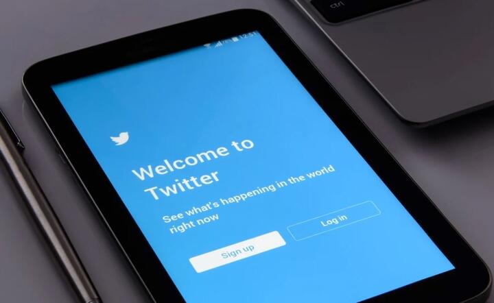 Twitter banuje! Tym razem za komentarz nt. loga Strajku Kobiet