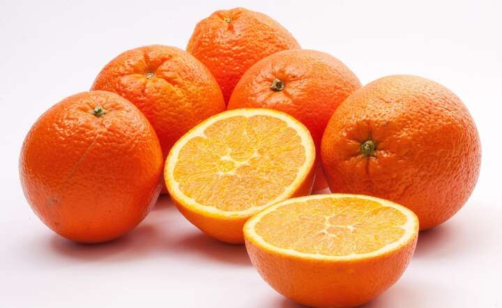 Pomarańcze zawierają wiele związków biologicznie aktywnych wykazujących korzystny wpływ na zdrowie człowieka / autor: Pixabay