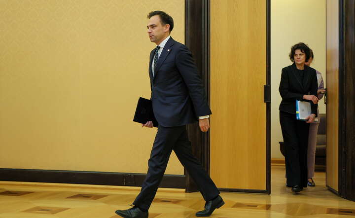 Autorzy projektu ustawy budżetowej na 2026 rok: Minister finansów i gospodarki Andrzej Domański (L) oraz wiceminister finansów i gospodarki Hanna Majszczyk (P)  / autor: PAP/Paweł Supernak