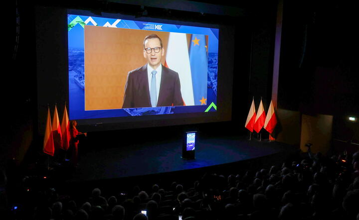 Premier Mateusz Morawiecki (na ekranie) podczas Kaszubsko-Kociewskiego Kongresu Samorządowego w Wejherowie, / autor: PAP/Piotr Matusewicz