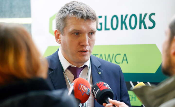 Prezes Huty Adrian Sienicki na konferencji prasowej w Częstochowie / autor: PAP/Waldemar Deska