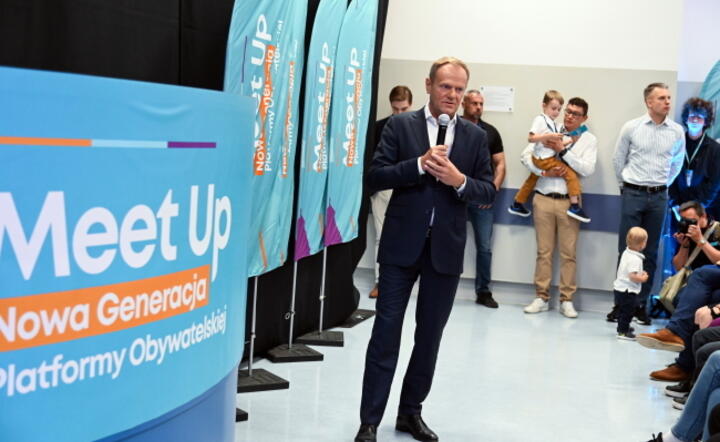 Przewodniczący PO Donald Tusk (L) podczas spotkania z cyklu 'Meet Up: Nowa Generacja Platformy Obywatelskiej' w Auli Akademii Morskiej w Szczecinie / autor: PAP/Marcin Bielecki