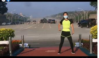 Bombowy aerobik! Ćwiczenia na żywo z atakiem wojska w tle