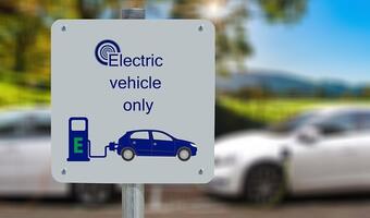 Spada popyt na „elektryki”. Baterie tanieją!