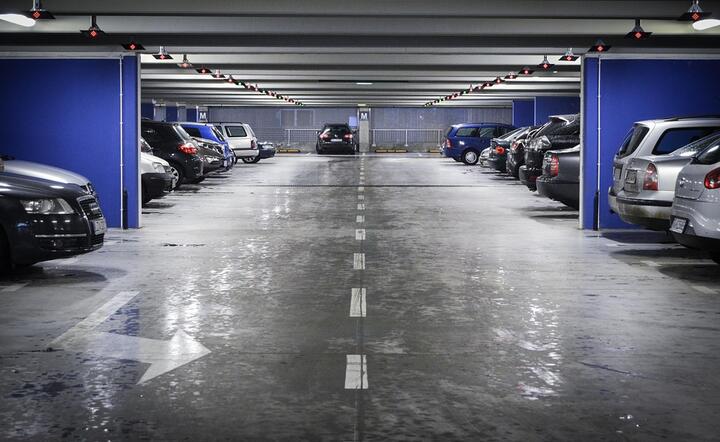 parking/biurowiec / autor: Pixabay