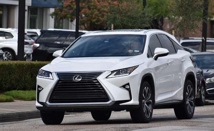 Luksusowy SUV japońskiej marki Lexus z grupy Toyoty należy do najczęściej wybieranych w  Polsce / autor: Pixabay