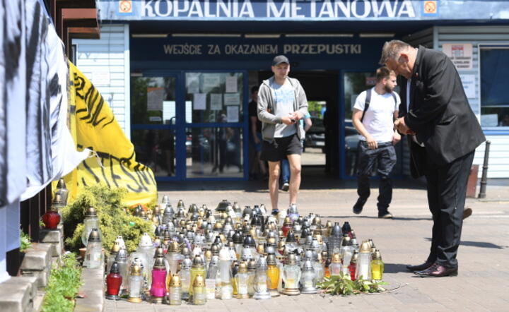 Znicze przed kopalnią Borynia-Zofiówka-Jastrzębie w Jastrzębiu-Zdroju / autor: fot. PAP/Jacek Bednarczyk