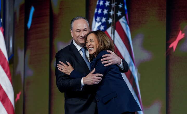 Kamala Harris z mężem podczas konwencji Demokratów / autor: PAP/EPA/WILL OLIVER