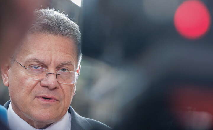 Komisarz UE ds. handlu Marosz Szefczovicz na konferencji o relacjach handlowych USA i UE / autor: PAP/EPA/OLIVIER MATTHYS 
