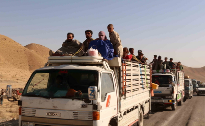 ludzie uciekają ze swoich domów na autostradzie Kandahar-Kabul, Afganistan, 23 sierpnia 2021 / autor: PAP/EPA/AKHTER GULFAM