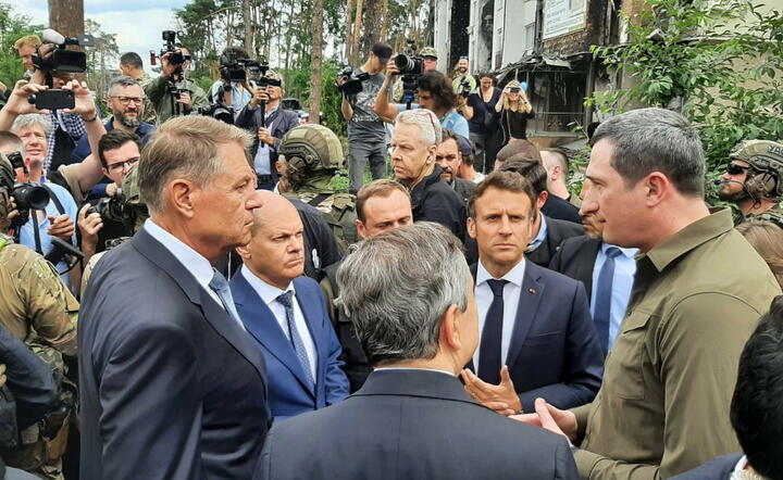 prezydent Francji Emmanuel Macron, kanclerz Niemiec Olaf Scholz, premier Włoch Mario Draghi (tyłem) i prezydent Rumunii Klaus Iohannis w Irpieniu / autor: fotoserwis PAP
