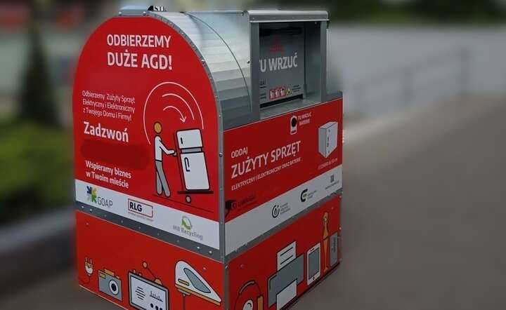 Do kontenera na elektroodpady wrzuca się zużyte baterie oraz niewielkie urządzenia elektryczne i elektroniczne. / autor: elektrycznesmieci.pl