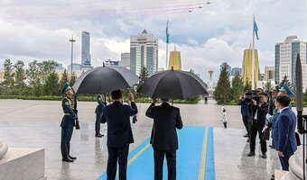 Skromne powitanie Putina, wielka pompa dla Xi