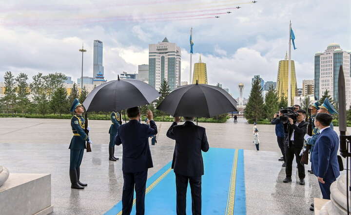 Kasym-Żomart Tokajew i przywódca Chin  Xi Jinping przed Pałacem Prezydenckim w  Astanie / autor: KAZAKH PRESIDENT PRESS SERVICE/EPA/PAP
