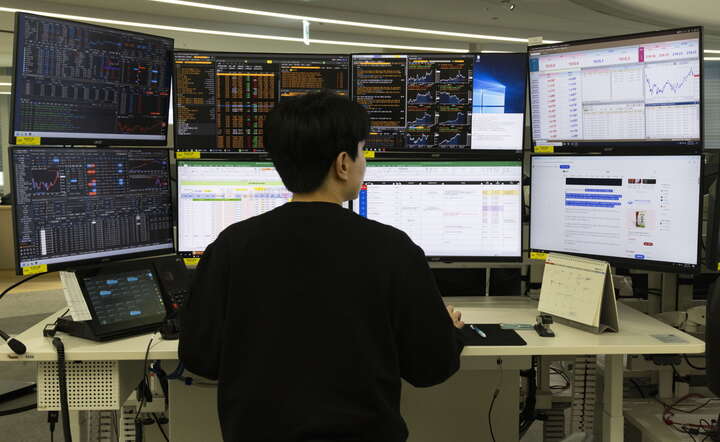 Dealer walutowy południowokoreańskiego Hana Bank / autor: PAP/EPA/JEON HEON-KYUN 