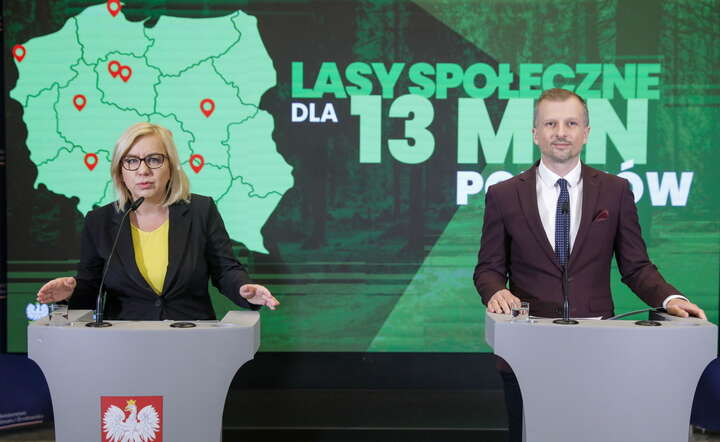 Minister klimatu i środowiska Paulina Hennig-Kloska (L) i wiceminister klimatu i środowiska, główny konserwator przyrody Mikołaj Dorożała (P) / autor: PAP/Tomasz Gzell