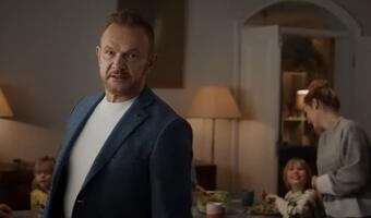 Premier: warto się zaszczepić dla siebie i rodziny. Film promocyjny z Cezarym Pazurą