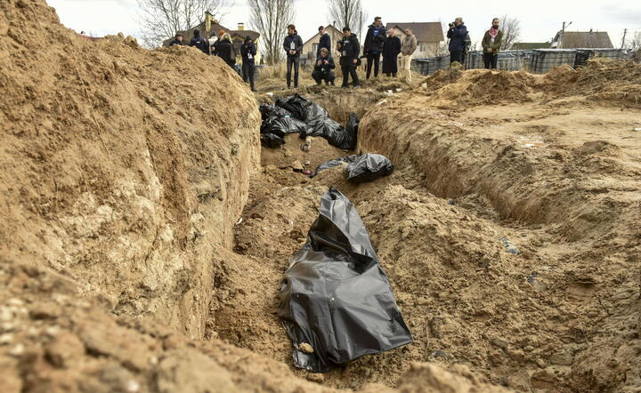Zbiorowy grób w Buczy / autor: PAP/EPA