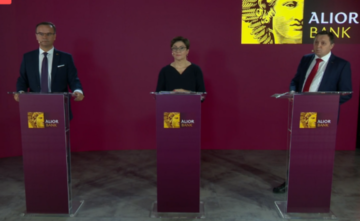 prezes Alior Banku Iwona Duda, wiceprezes Dariusz Szwed i wiceprezes maciej Brzozowski podczas konferencji wynikowej za I półrocze 2021 r. / autor: Fratria