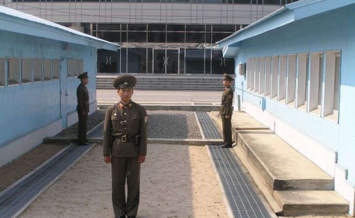 Północnokoreańscy żołnierze w Panmundżomie w Koreańskiej Strefie Zdemilitaryzowanej / autor: Wikimedia