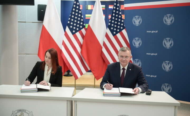 Sekretarz stanu w Ministerstwie Obrony Narodowej Paweł Bejda (P) i przedstawicielka Northrop Grumman Jessica Jones (L) podczas podpisania umowy offsetowej / autor: PAP/Marcin Obara